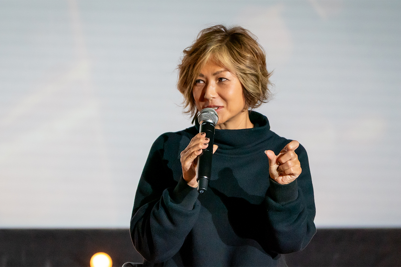 『マチルダ・悪魔の遺伝子』舞台挨拶・（左から）MCと対談する遠藤久美子監督、その隣には「マチルダ・悪魔の遺伝子」のポスターが掲示されました