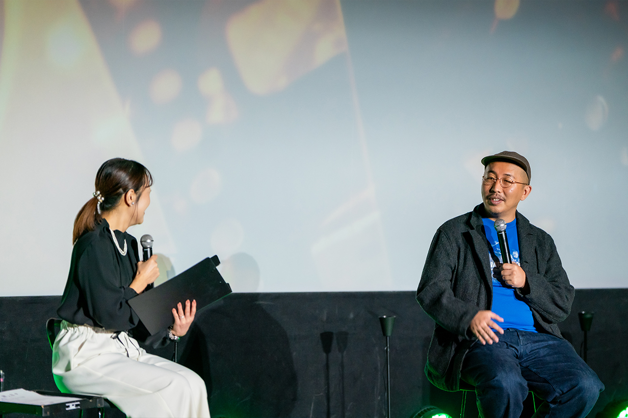 『旅と日々』舞台挨拶・（左から）MCと対談する三宅唱監督