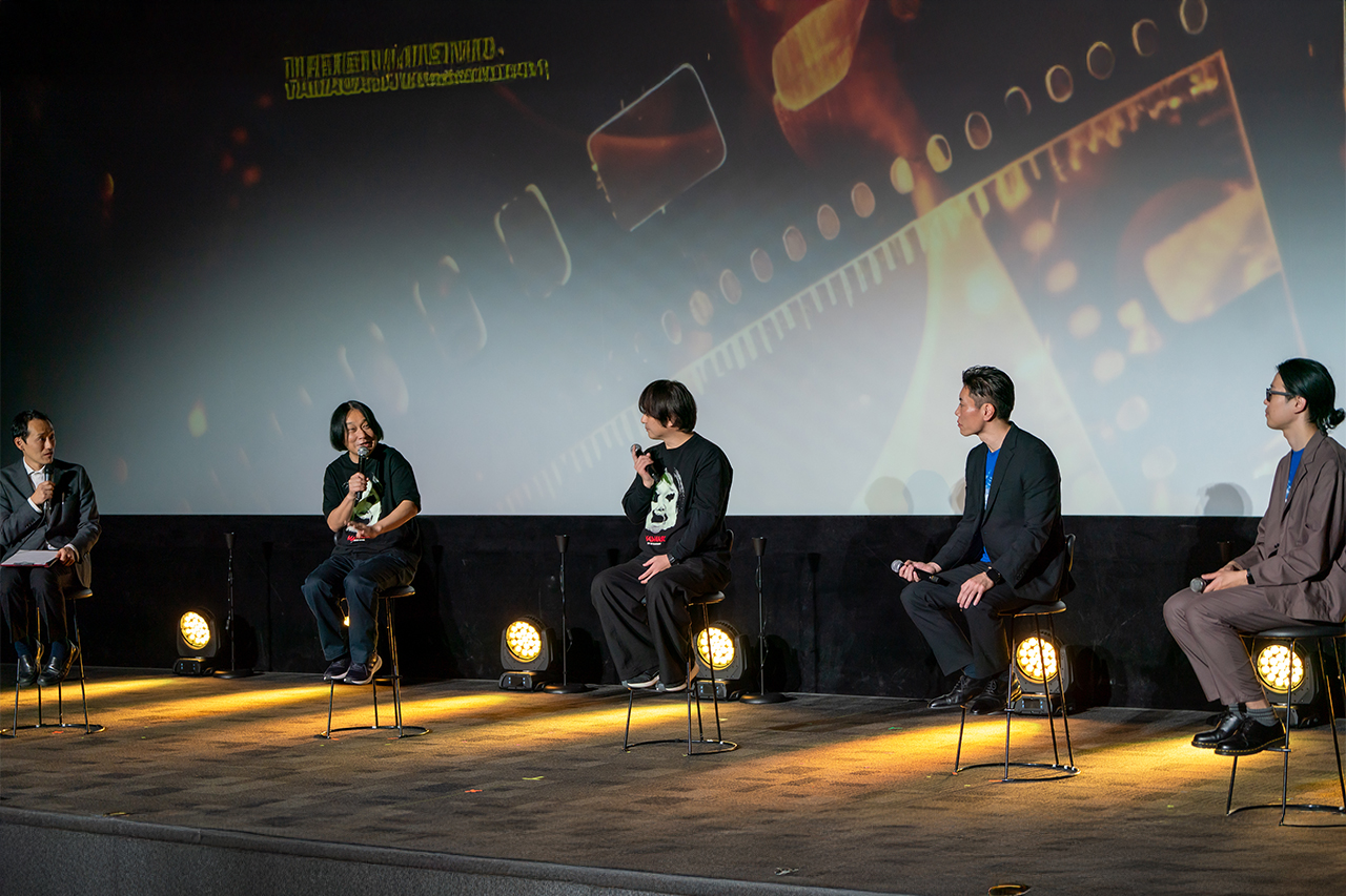 『MAD MASK』舞台挨拶・壇上で話す（左から）MCと永野監督と新井勝也監督と孫ダッシュの吉村和彬さんと土屋さん