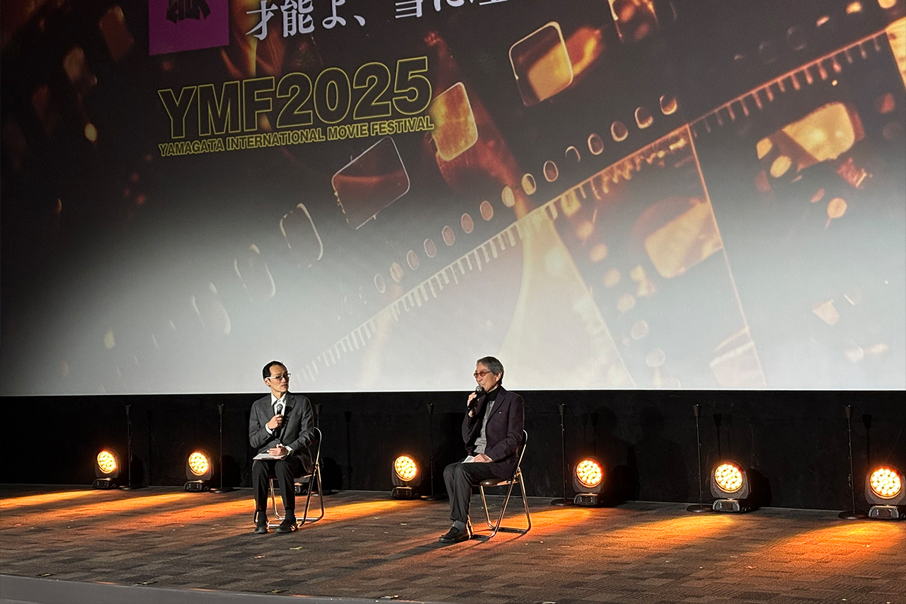 『BEST GUY』舞台挨拶・（左から）MCと対談する村川透監督