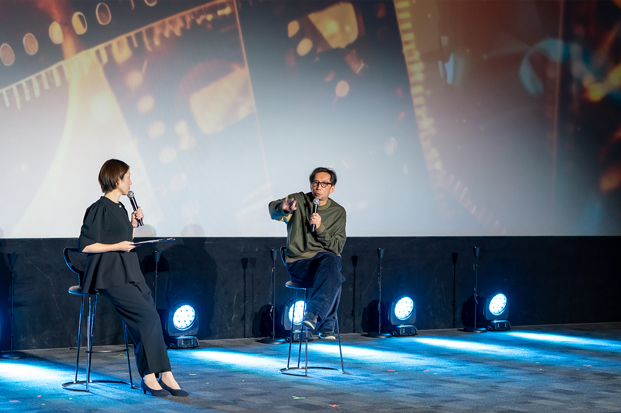 『リバーズ・エッジ』舞台挨拶・（左から）MCと対談する行定勲監督